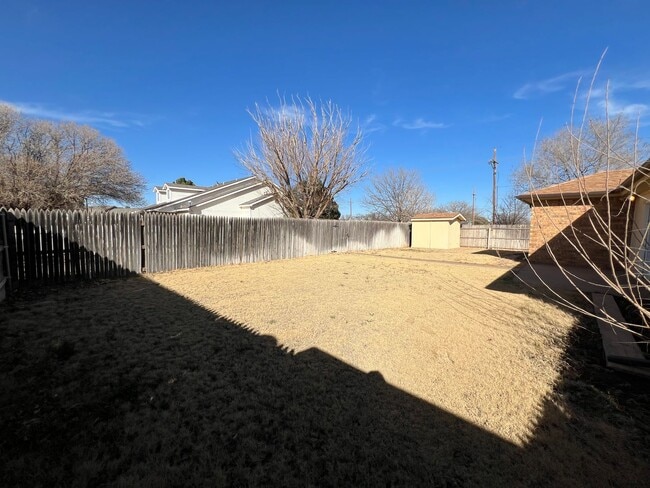 Building Photo - Available now! 3/2/2 with fenced backyard and small sunroom