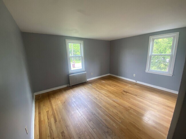 Building Photo - 325 Kenwood Ave