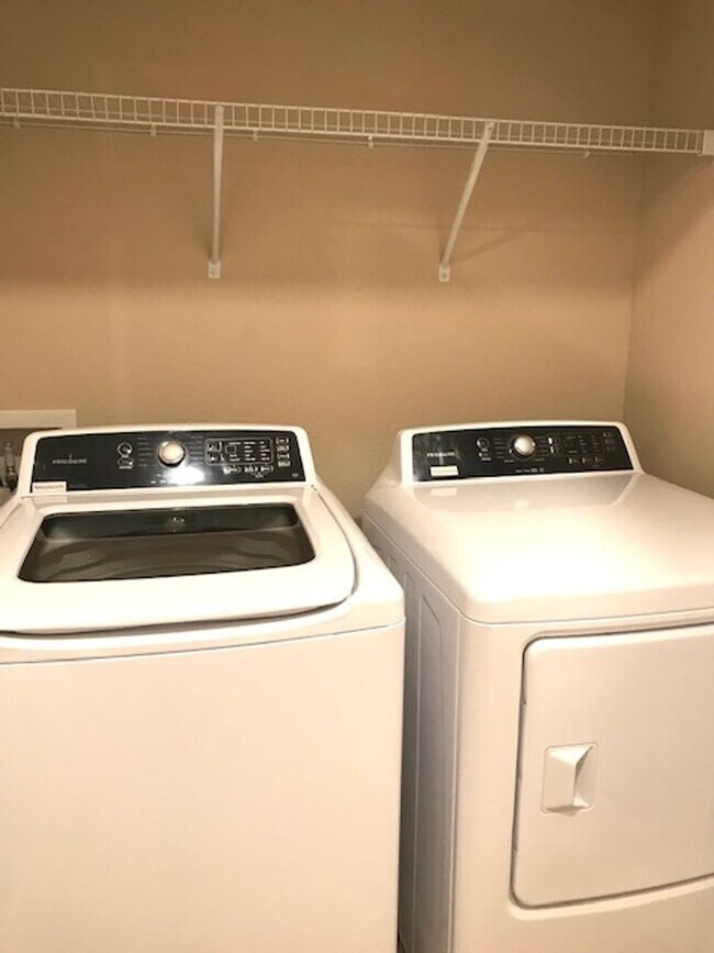 Building Photo - 3/2.5 GATED COMMUNITY - TOWNHOUSE - GREAT SCHOOLS IN PALMER RANCH