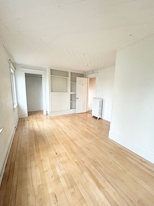 Building Photo - AVAILABLE December! - 3 Bed 1 Bath Home - With Fenced In Yard!