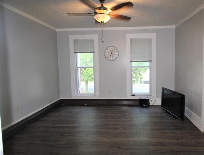 Primary Photo - 2127 E Broadway