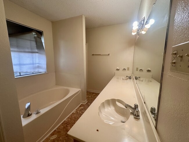 Building Photo - 928 Verone Terrace