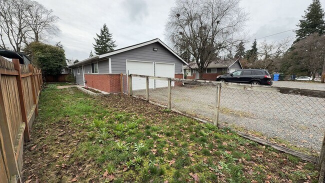 Building Photo - Cozy upgraded 2 bedroom duplex w/ attached 1 car garage in Lakewood available now!
