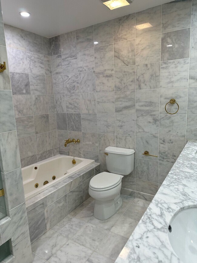 Building Photo - 435 Arnaz Dr