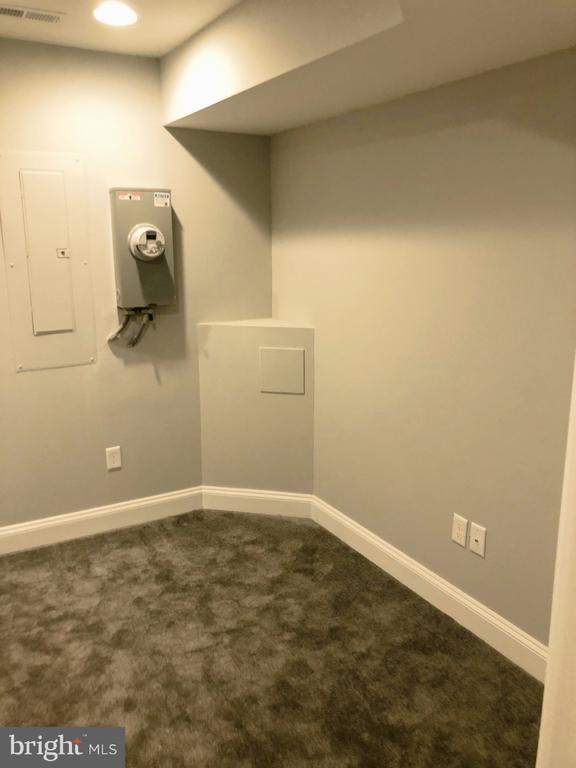 Building Photo - 632 S Decker Ave