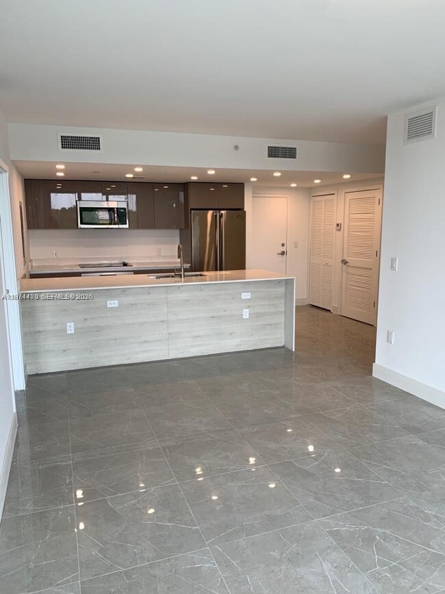 Building Photo - 13800 Highland Dr