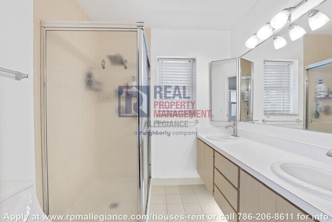 Building Photo - Stylish 2-Bedroom Townhome in Gated Boynto...