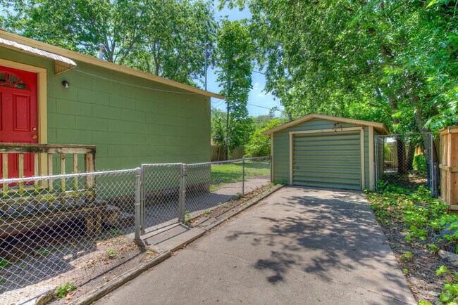 Building Photo - UT PRE-LEASE: 4 bed/2 bath North Campus home for pre-Lease. Features wood floors and many updates