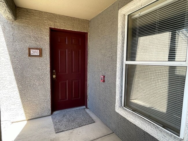 Building Photo - Gorgeous 2nd Floor Unit-Available Now!