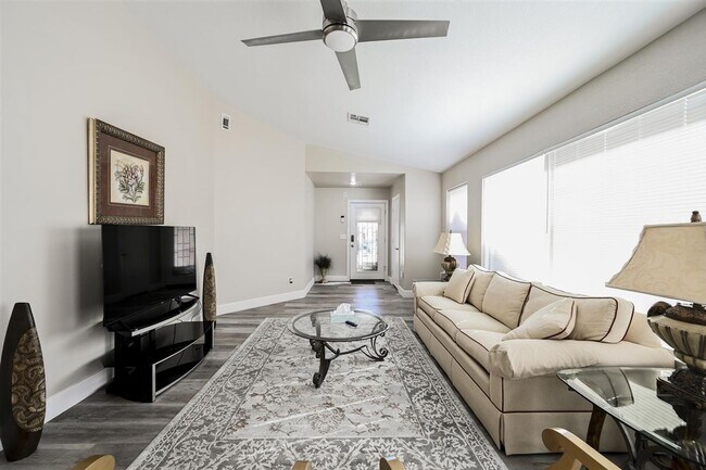 Building Photo - Fully Furnished - Turn Key - Short Term 31days+ - Sleeps up to 7
