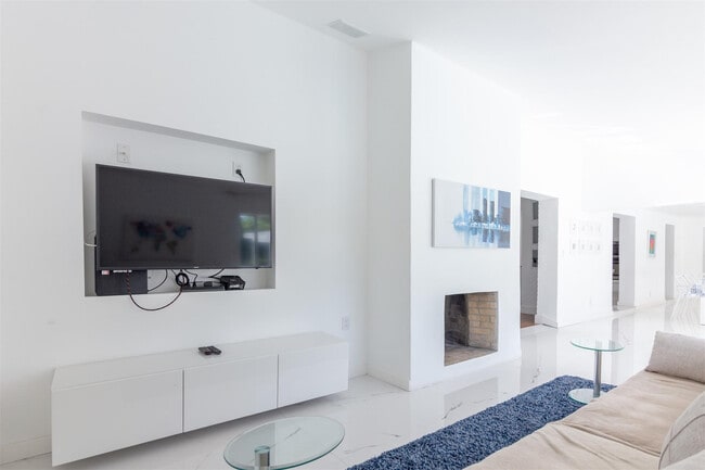 Building Photo - 9007 NE 10th Ave