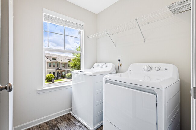 Building Photo - 776 Crestwell Cir SW