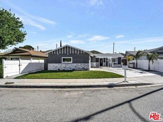 Building Photo - 28040 Ermine Pl