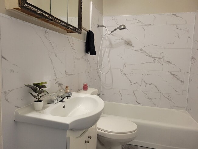 Building Photo - Your Next Home Awaits: 3 Bed 1 Bath Family!