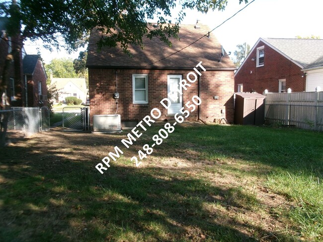 Building Photo - MOVE IN READY 3 BEDROOM BUNGALOW in DETROIT