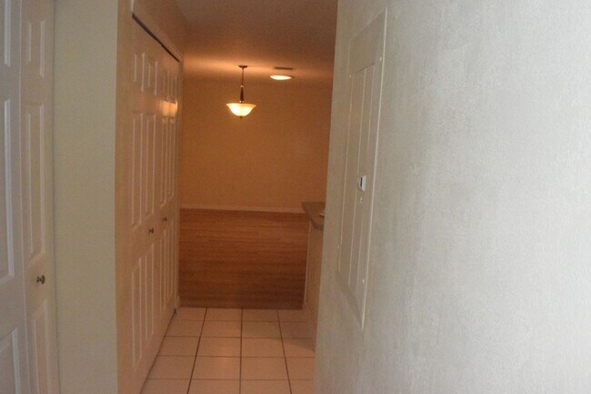 Building Photo - 1118 Apple Terrace