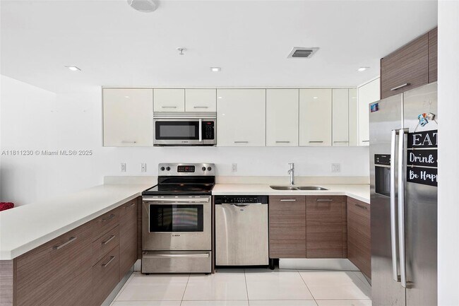 Building Photo - 9901 E Bay Harbor Dr