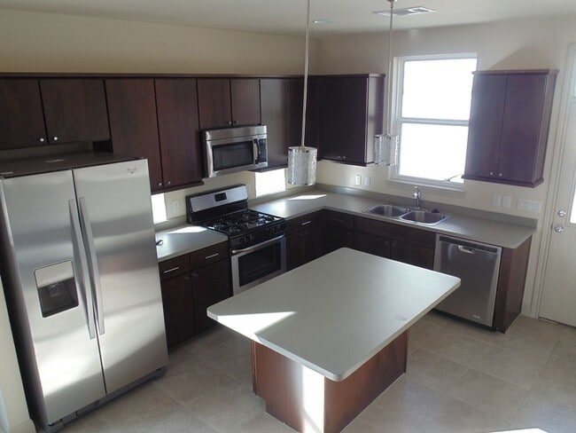 Building Photo - 5 Bed/3 Bath House near Campus