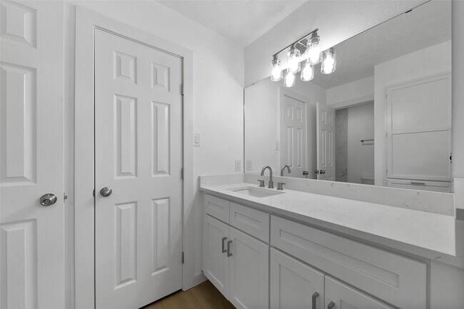 Building Photo - 2042 Lexington Woods Dr