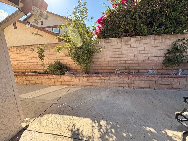Building Photo - Rancho Cucamonga Gem – Stylish Single-Stor...