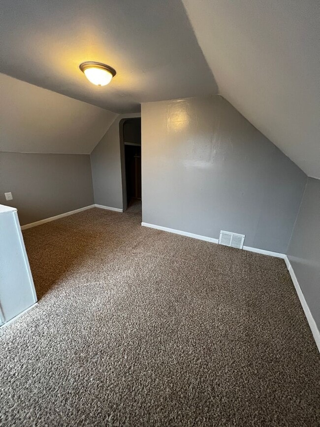 Building Photo - 2 bed with Bonus room and 1 1/2 bath home in Moline!