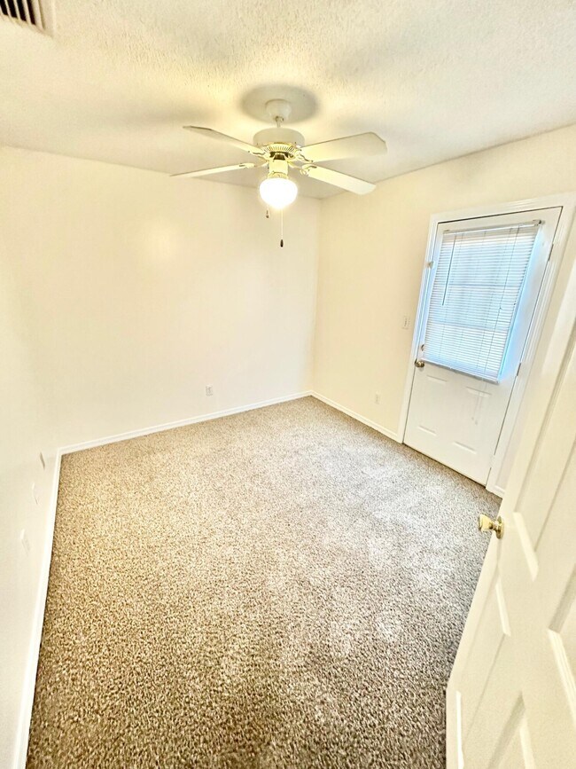 Building Photo - 935 Tray Dr