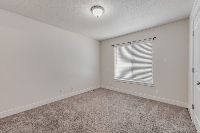 Building Photo - 5 bed 3 bath split level near State Line