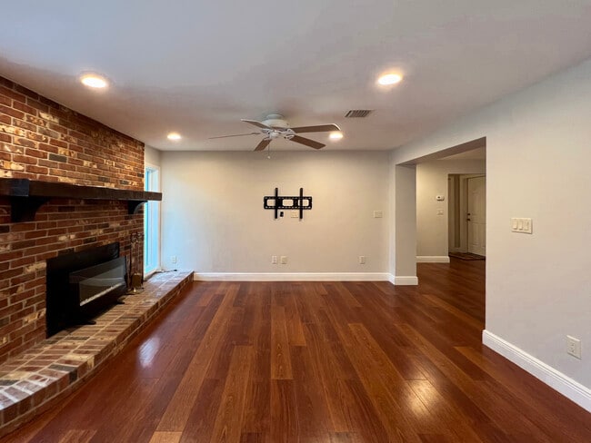 Building Photo - 1858 Oak Park Dr S