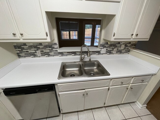 Building Photo - Briarwood West Sudvision - Stainless Steel...
