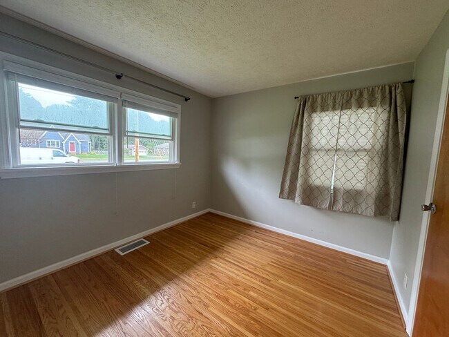Building Photo - Single Family Home - Available - Will not ...