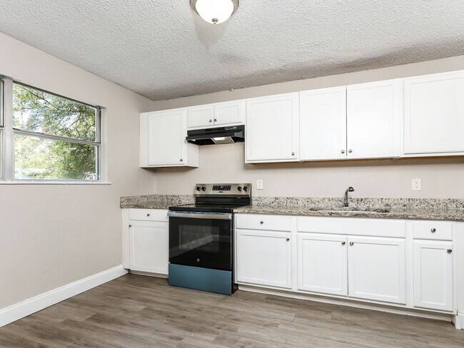 Building Photo - 3 BR/1BA | Newly Renovated Single Family Home | Screened in Patio and carpot | Huge backyard!