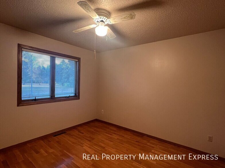 Building Photo - Stunning 4 Bedroom 2.5 Bath Home in South East Sioux Falls