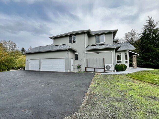 Building Photo - Seabeck Heights Home with Pickle Ball Court!