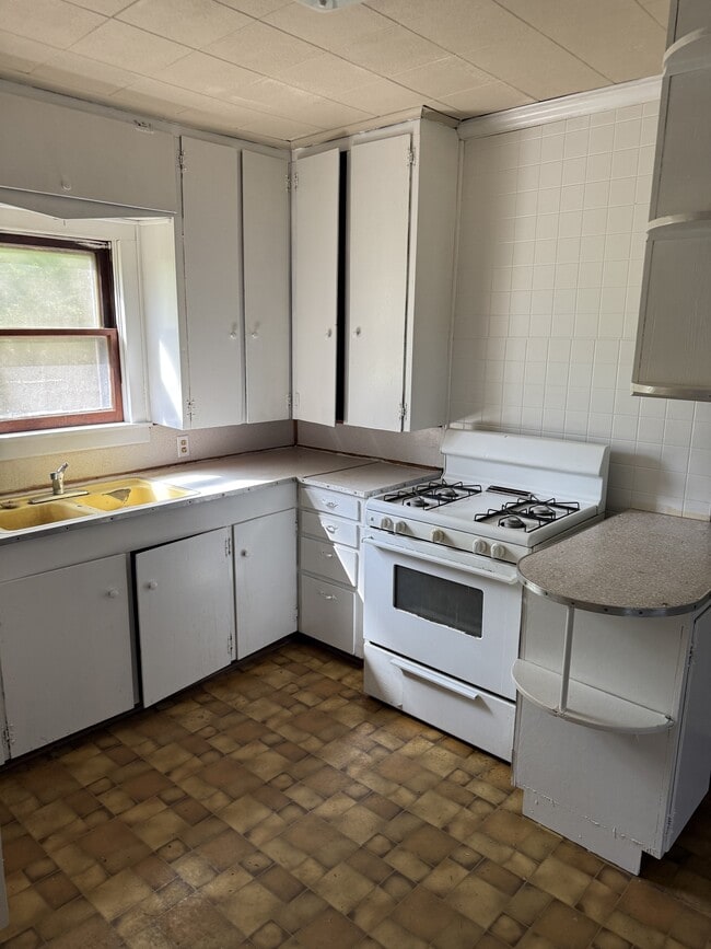 Building Photo - 145 Airport Rd