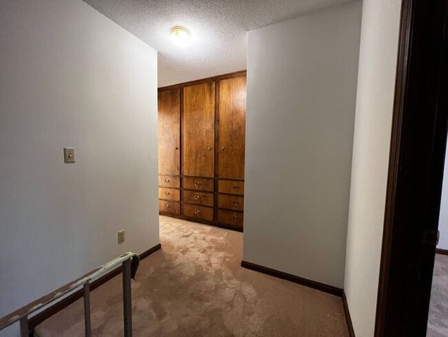 Building Photo - $1,950 | 4 Bedroom, 2.5 Bathroom Multi Flo...