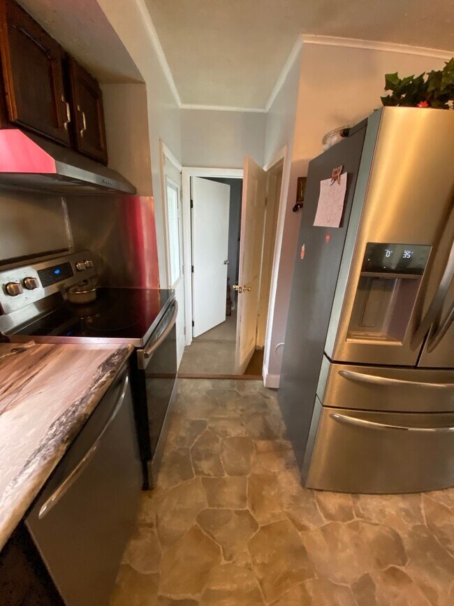 Building Photo - 3 Bedroom Single Family Home with giant ba...