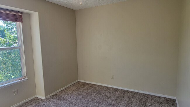 Building Photo - 4 Bed 3 Bath off Dublin/Powers w/AC- Avail...