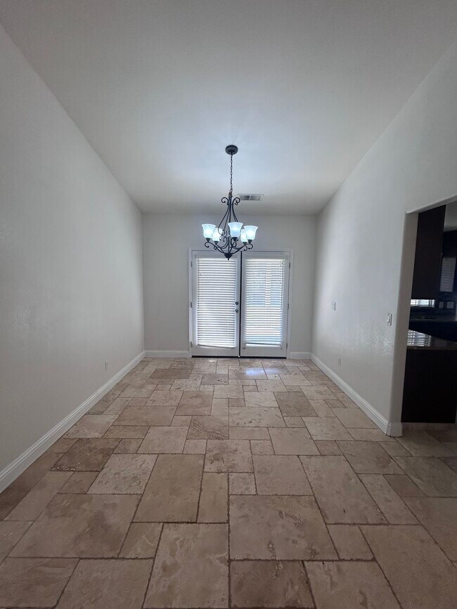 Building Photo - Now Available! 3 Bedroom Home in North West Visalia!