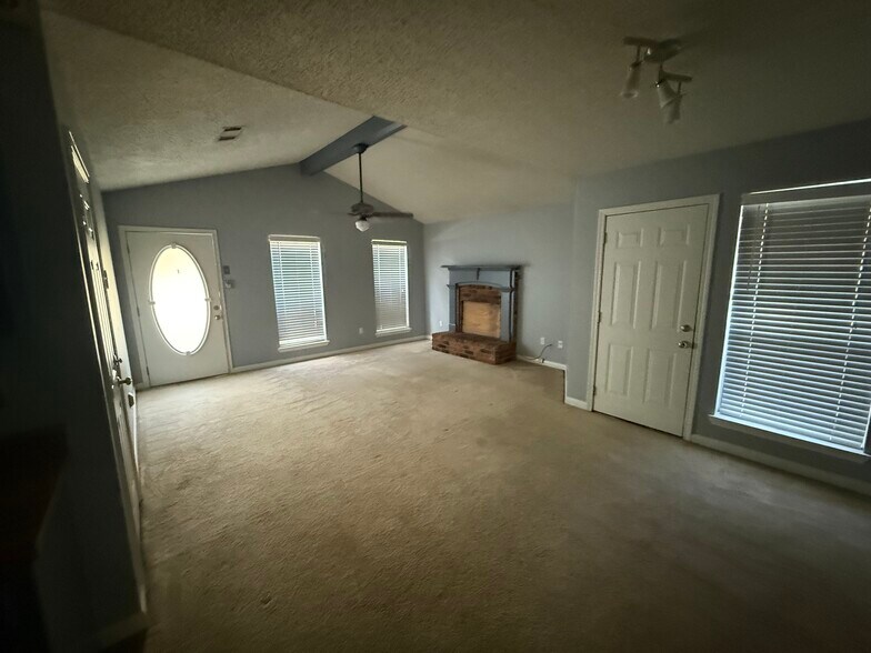 Building Photo - 12 Oak Forest Pl