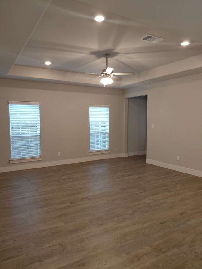 Building Photo - 3/2/2 - GODLEY - COMMUTER Friendly