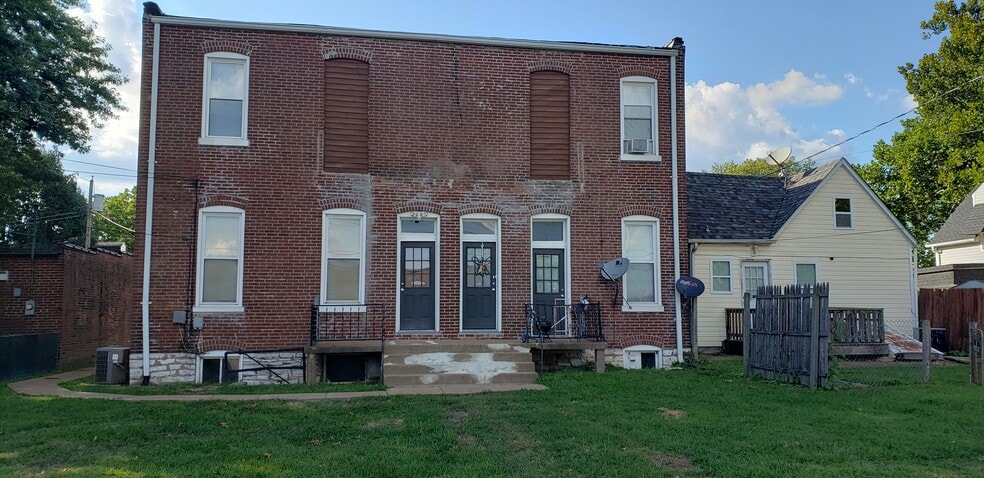 back of building - 910 Regina Ave