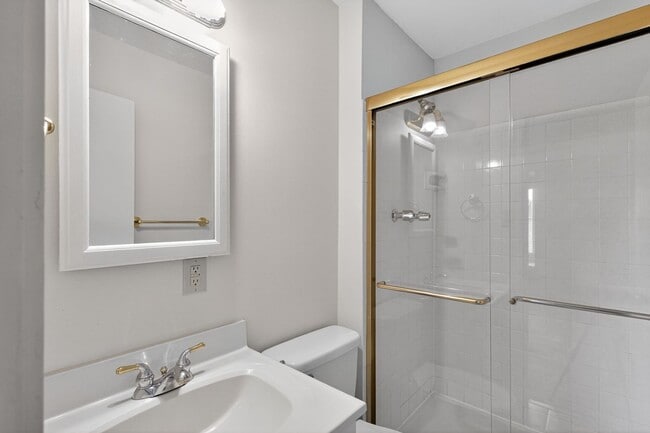 Building Photo - Charming End-Unit Townhome in Sought-After...