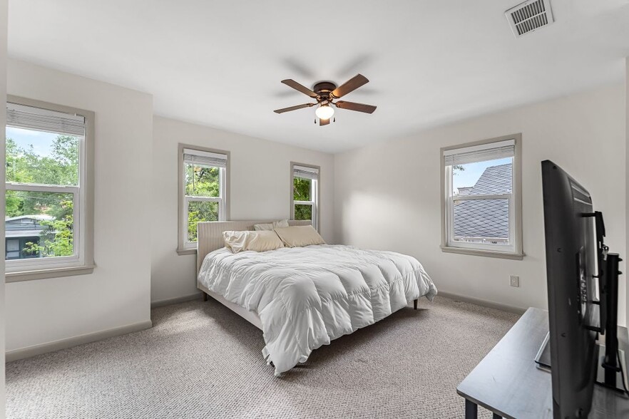 Building Photo - 308 E Ross Ave