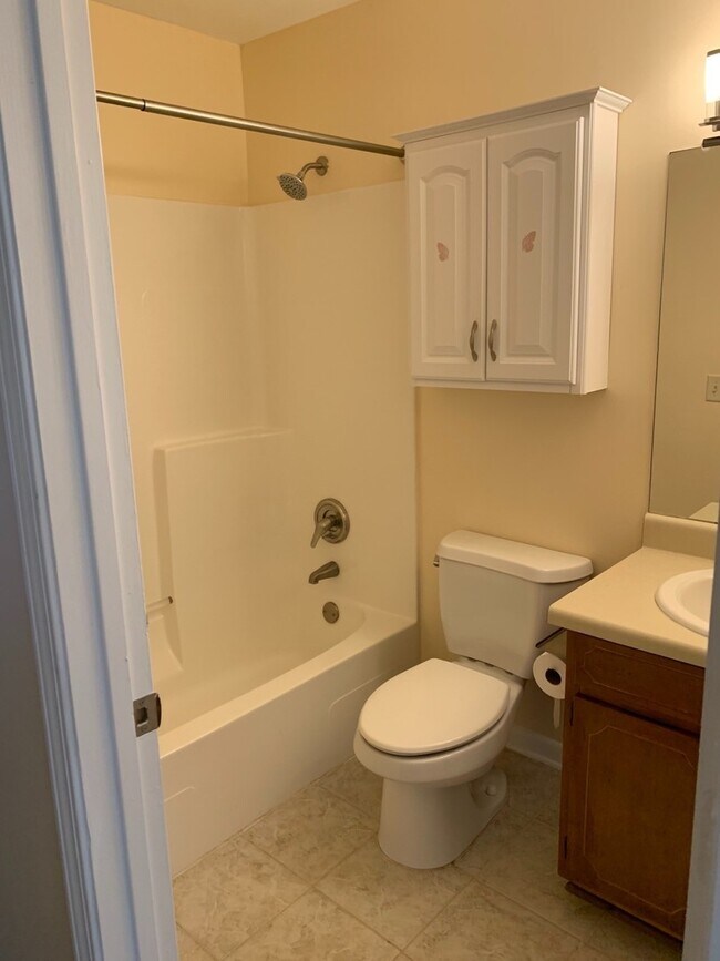 Building Photo - Charming 3Bed/2Ba Home, Conveniently Located in Lynn Haven! *1/2 OFF Security Deposit for Active-...