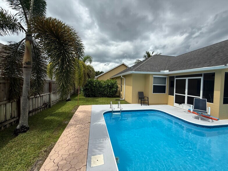 Building Photo - 524 SW Crawfish Dr