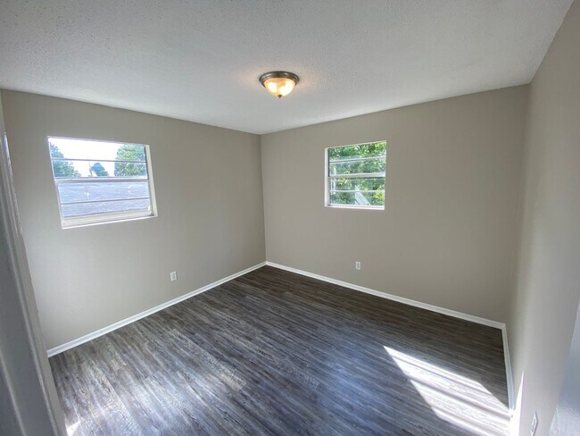 Building Photo - Updated 3 bed 1 bath in Brainerd! Vouchers Accepted! Leasing Specials Available!