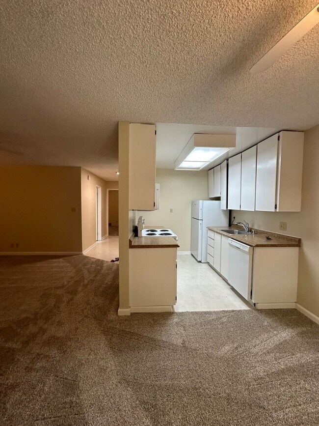 Building Photo - 2 bedroom, 1 bath condo in Mountain View