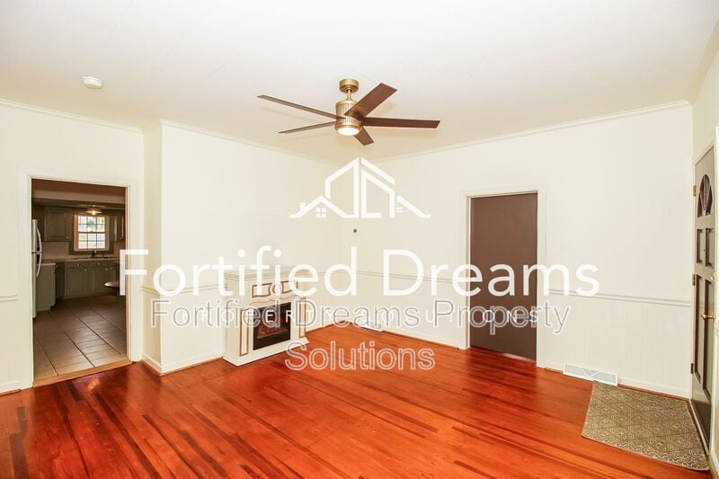 Building Photo - 309 E 11th St