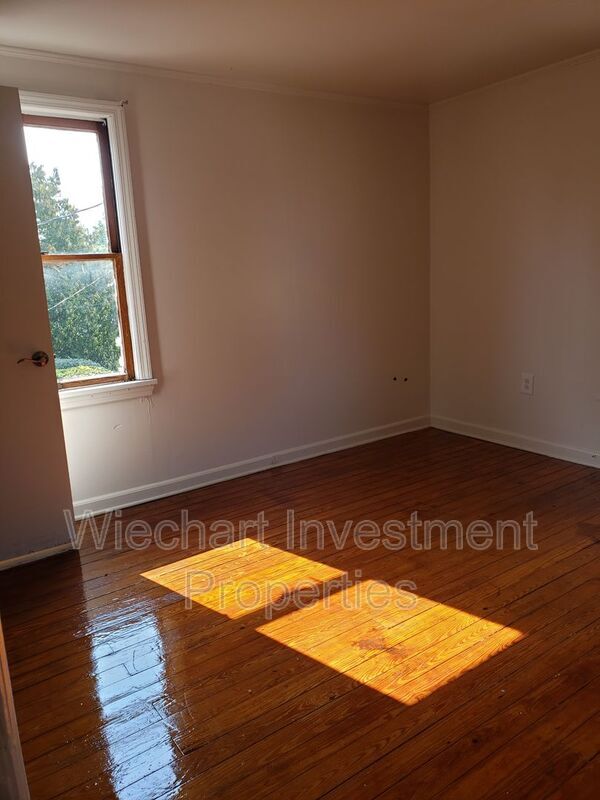 Building Photo - 225 W Robb Ave