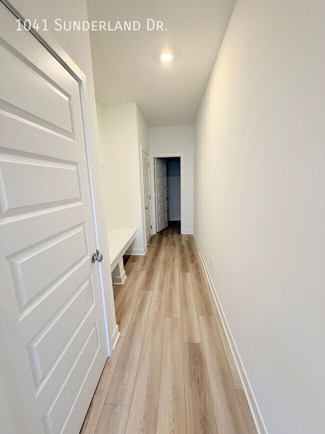 Building Photo - 1041 Sunderland Dr